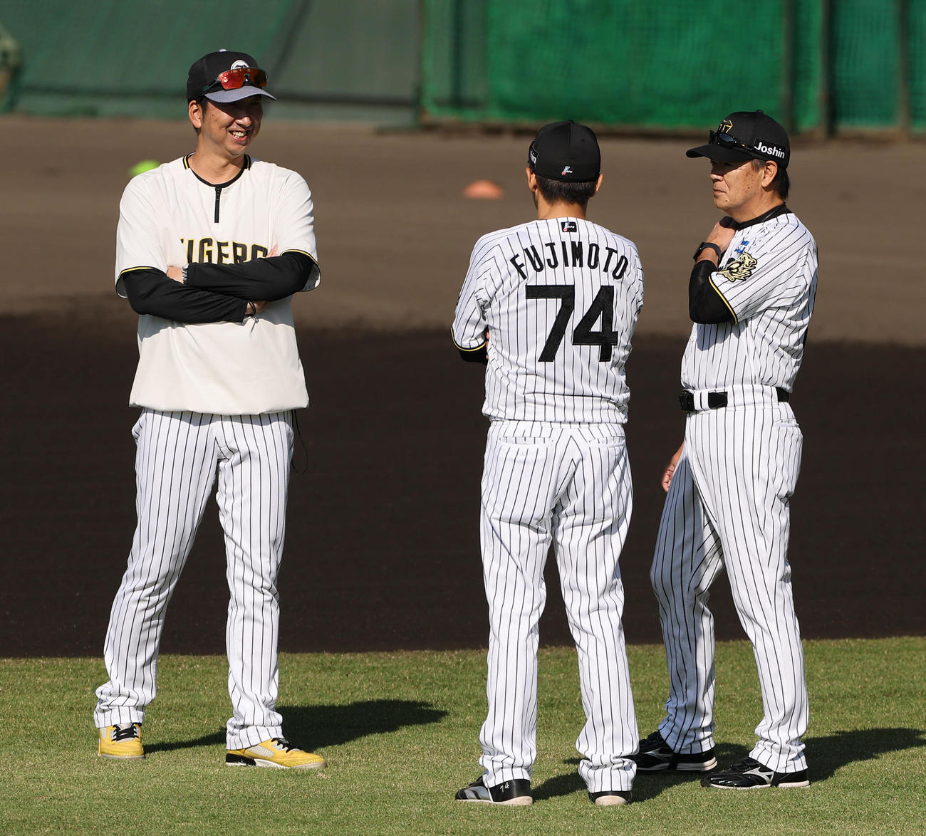 グラウンドで話をする左から藤川監督、藤本総合コーチ、和田ヘッドコーチ（撮影・上田博志）