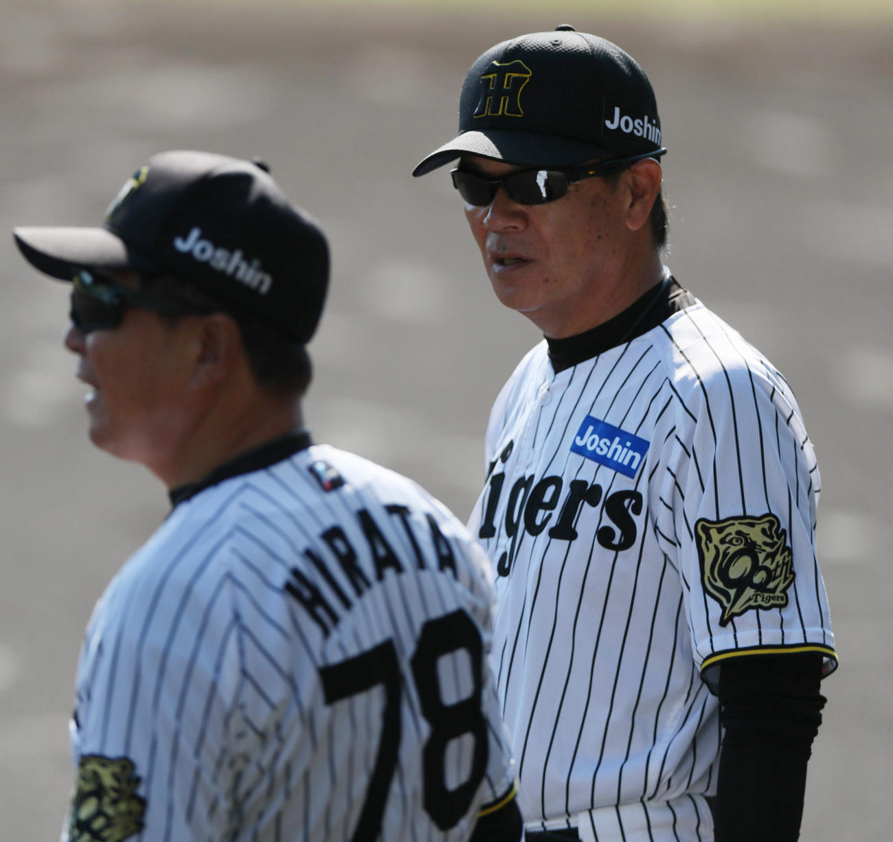阪神平田2軍監督（左）と話す和田ヘッドコーチ（撮影・上山淳一）