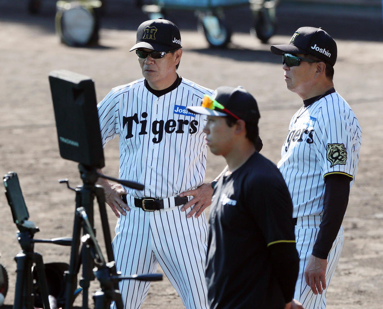 打撃練習を確認する阪神和田ヘッドコーチ（左）と平田2軍監督（右）（撮影・上山淳一）