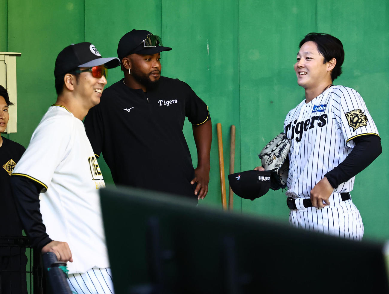 藤川監督（左）、ドリス（中央）と笑顔を見せる木下（撮影・上田博志）