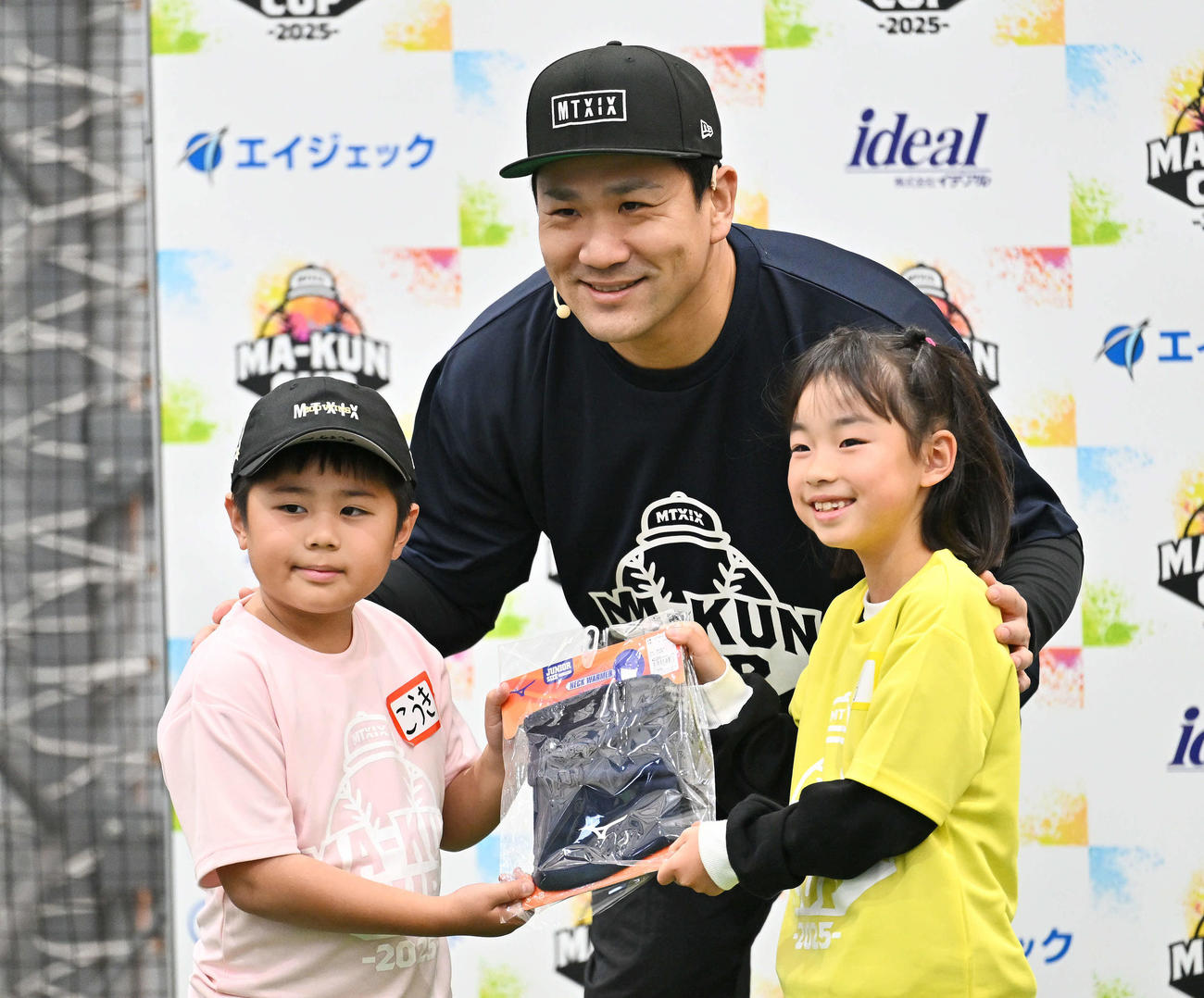 マー君カップ2025で子どもたちと記念撮影する巨人田中将（撮影・滝沢徹郎）