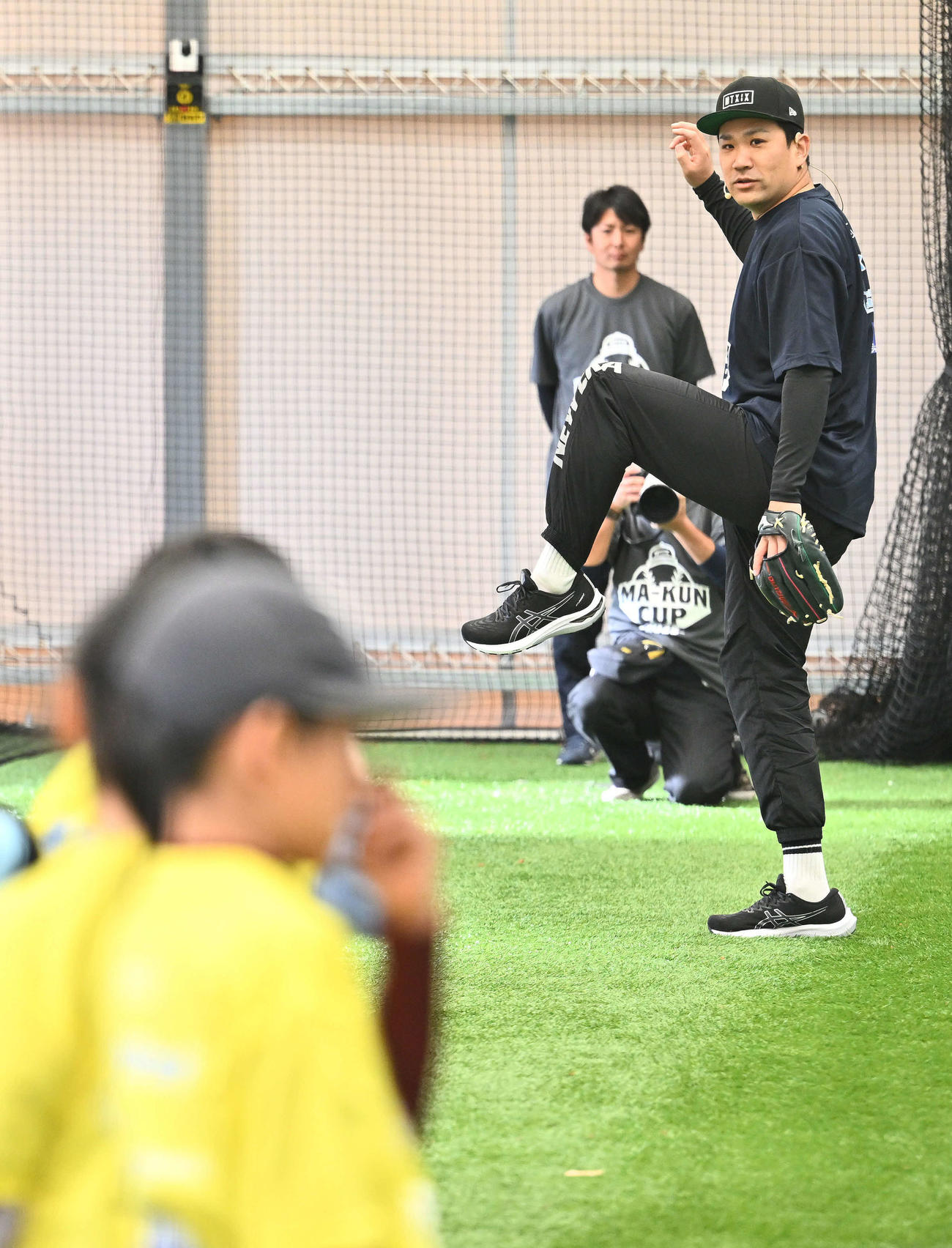 子どもたちにキャッチボールの指導をする巨人田中将（撮影・滝沢徹郎）