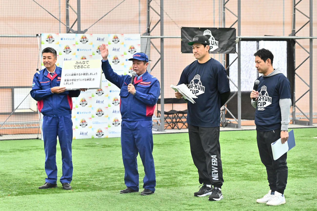 津波防災の話を聞く巨人田中将（左から3人目）（撮影・滝沢徹郎）