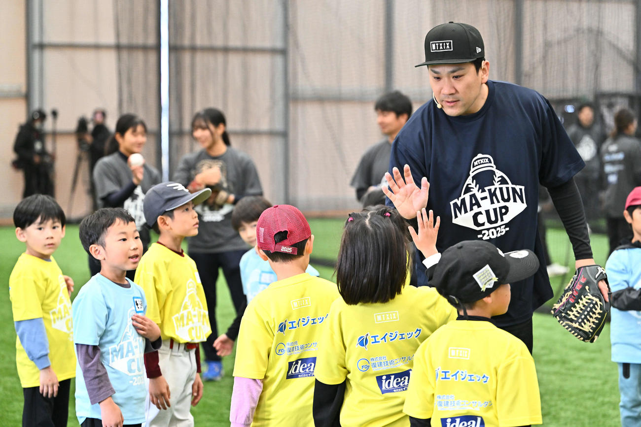 子どもたちとタッチを交わす巨人田中将（撮影・滝沢徹郎）