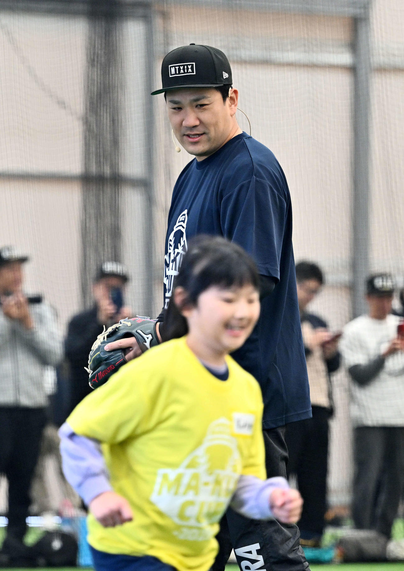 ベースランニングをする子どもを見守る巨人田中将（撮影・滝沢徹郎）