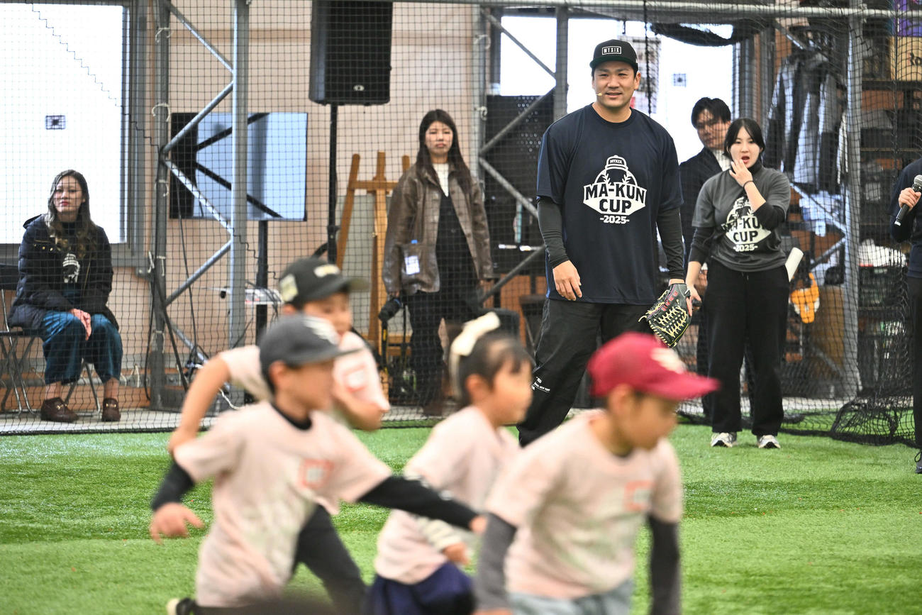 プレーする子どもたちを見守る巨人田中将（撮影・滝沢徹郎）