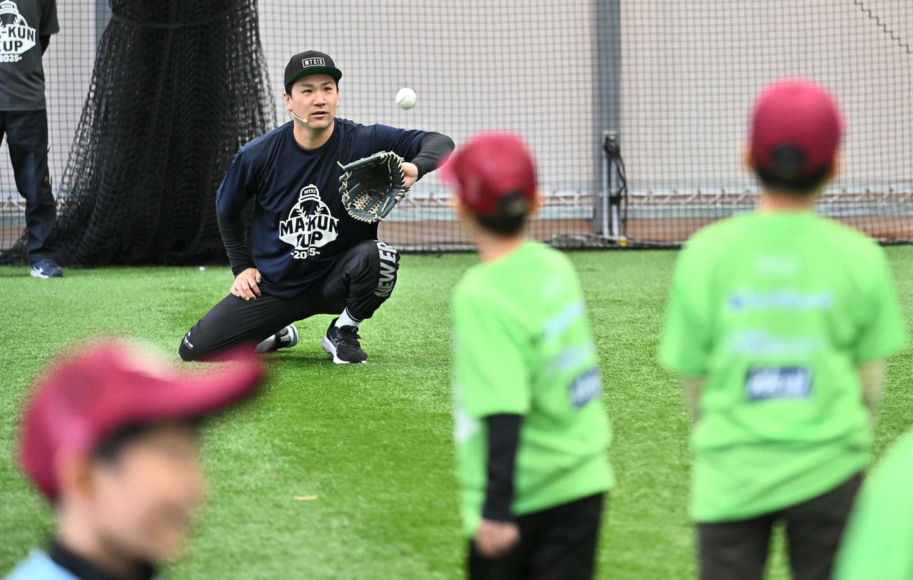子どもたちとのキャッチボールでボールを受ける巨人田中将（撮影・滝沢徹郎）
