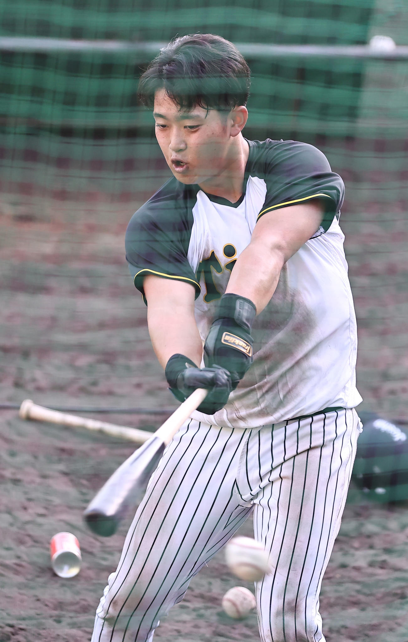 連続ティーする阪神中川（撮影・上山淳一）