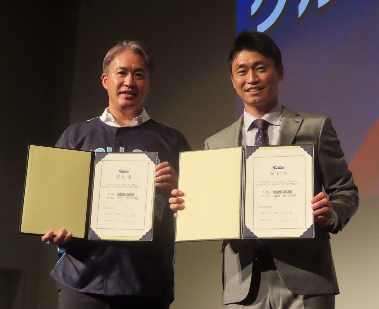 ヤクルトのファンクラブイベント内で契約更改を行った五十嵐亮太氏（左）と青木GM特別補佐（撮影・山本佳央）