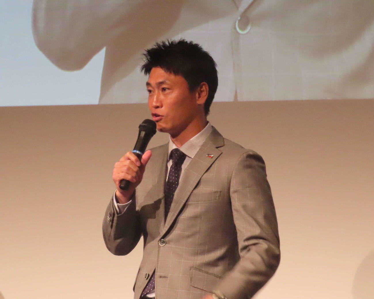 ヤクルトのファンクラブイベントにサプライズ登場した青木GM特別補佐（撮影・山本佳央）