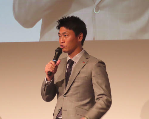 ヤクルト】青木GM特別補佐がサプライズ登場！ 五十嵐亮太氏が契約更改
