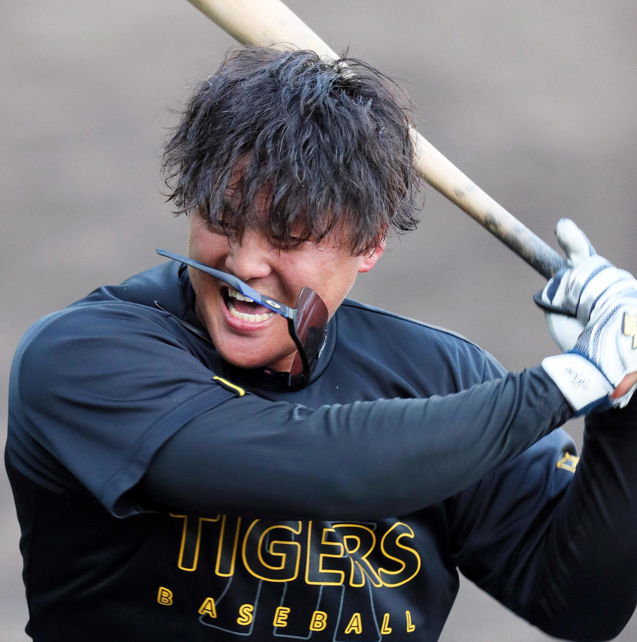 連続ティーで気合のバッティングを見せる阪神前川（撮影・上山淳一）