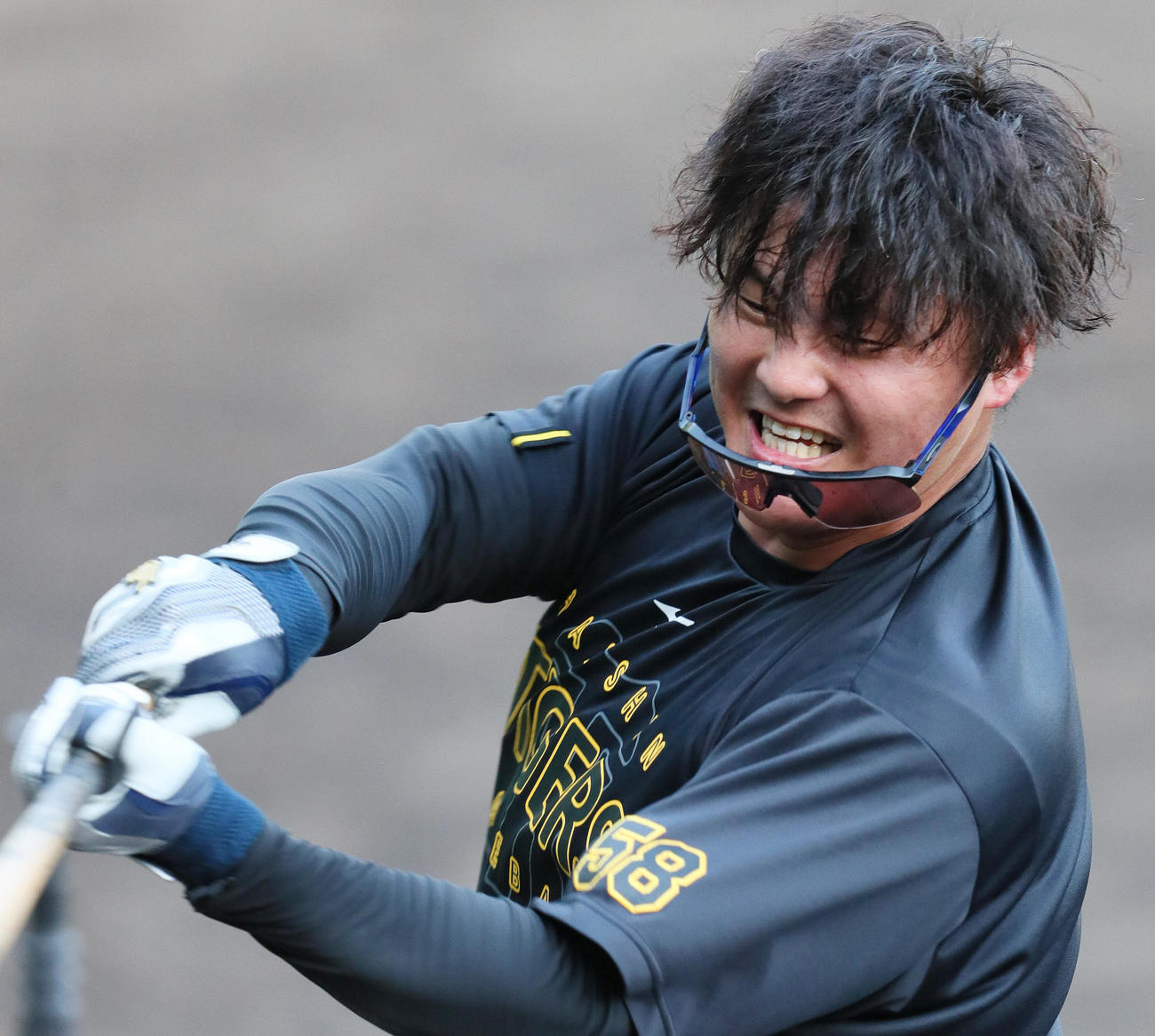 連続ティーで気合のバッティングを見せる阪神前川（撮影・上山淳一）
