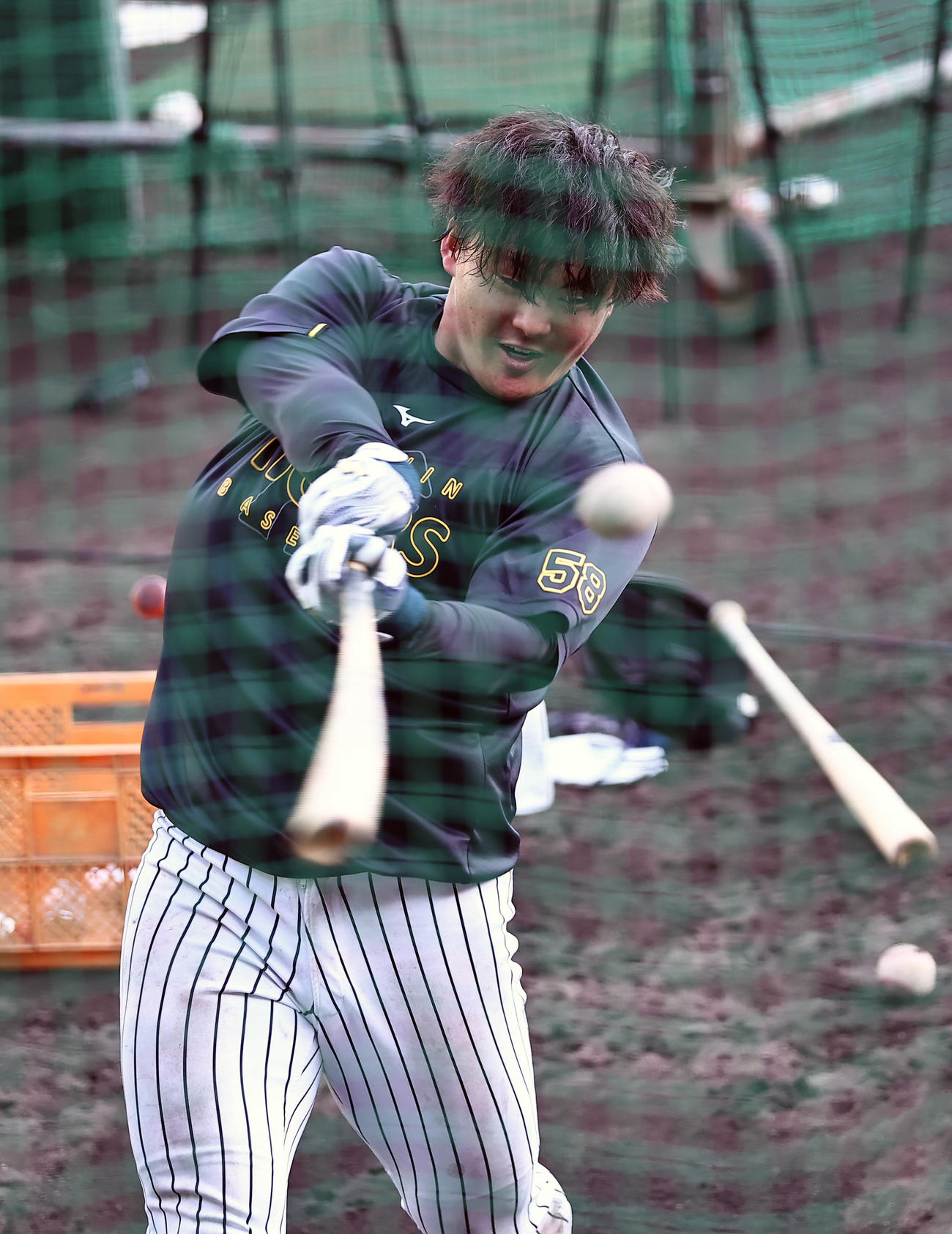 連続ティーで気合のバッティングを見せる阪神前川（撮影・上山淳一）