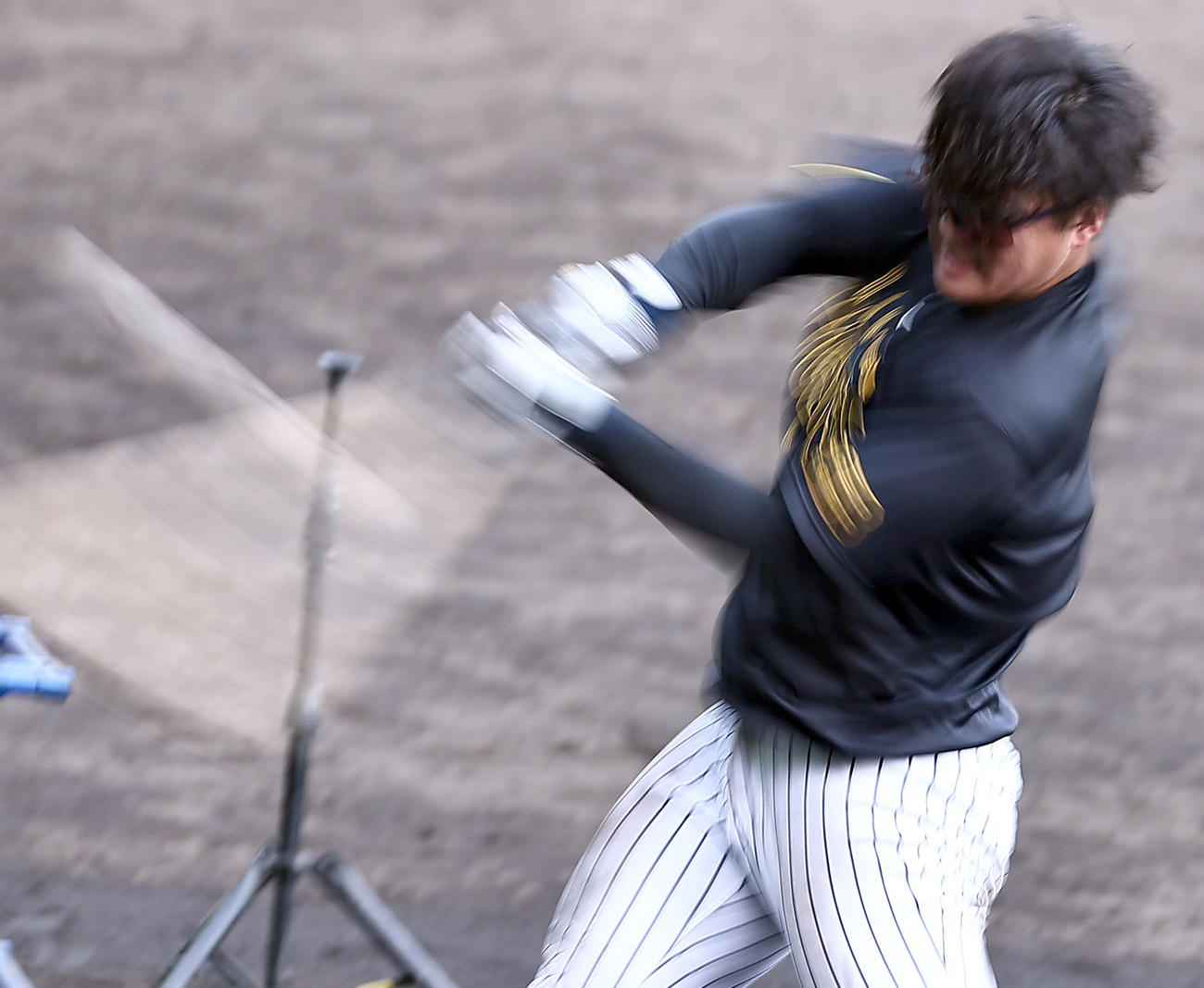 連続ティーで気合のバッティングを見せる阪神前川（撮影・上山淳一）