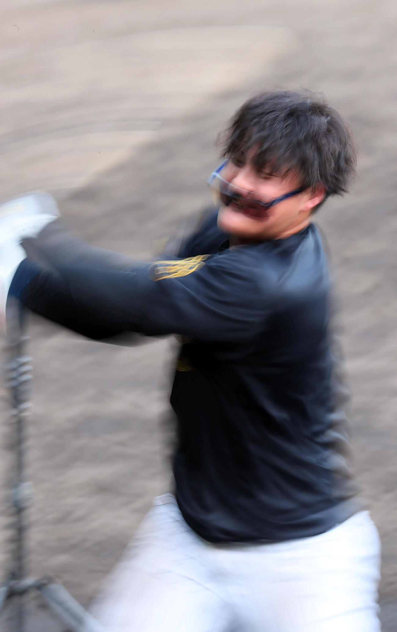 連続ティーで気合のバッティングを見せる阪神前川（撮影・上山淳一）