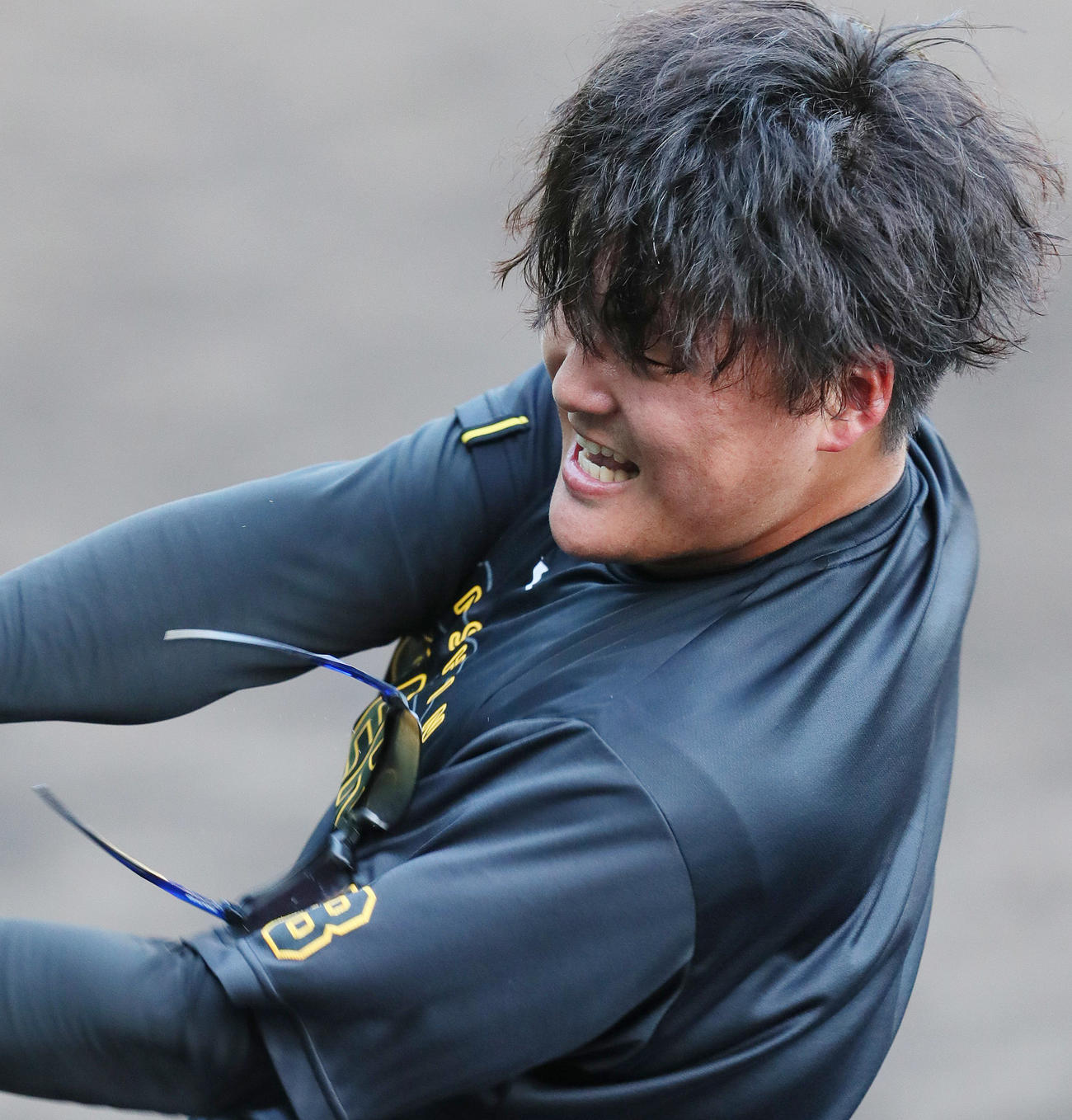 連続ティーで気合のバッティングを見せる阪神前川（撮影・上山淳一）