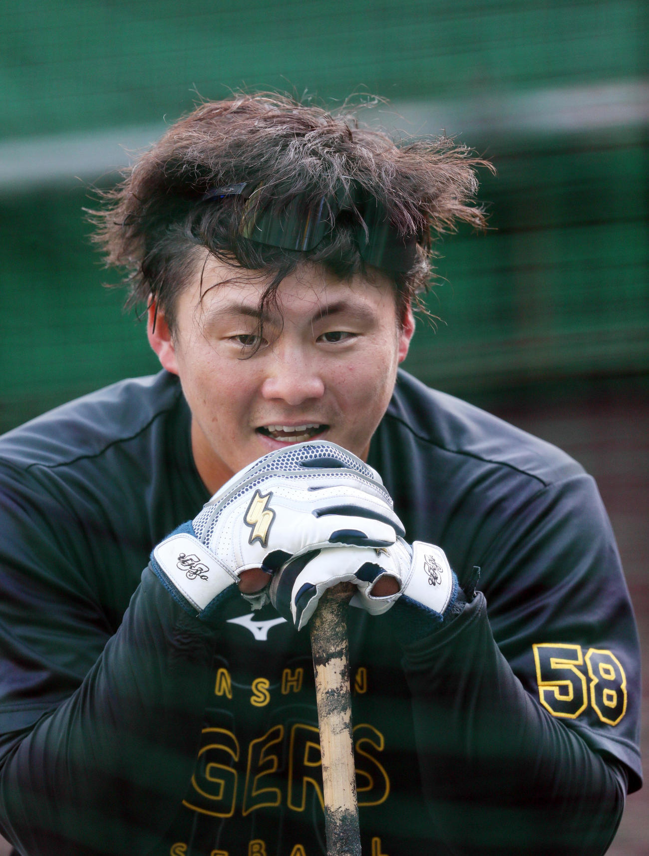 連続ティーの合間に休む阪神前川（撮影・上山淳一）