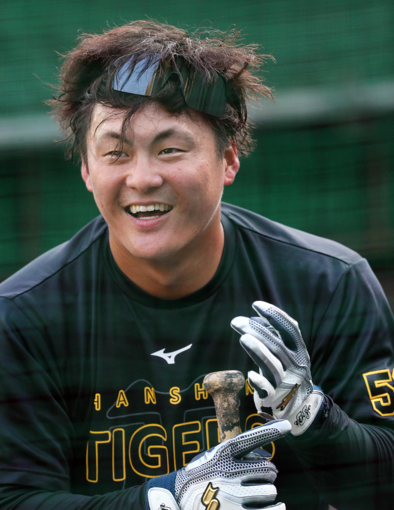 連続ティーの合間に笑顔を見せる阪神前川（撮影・上山淳一）