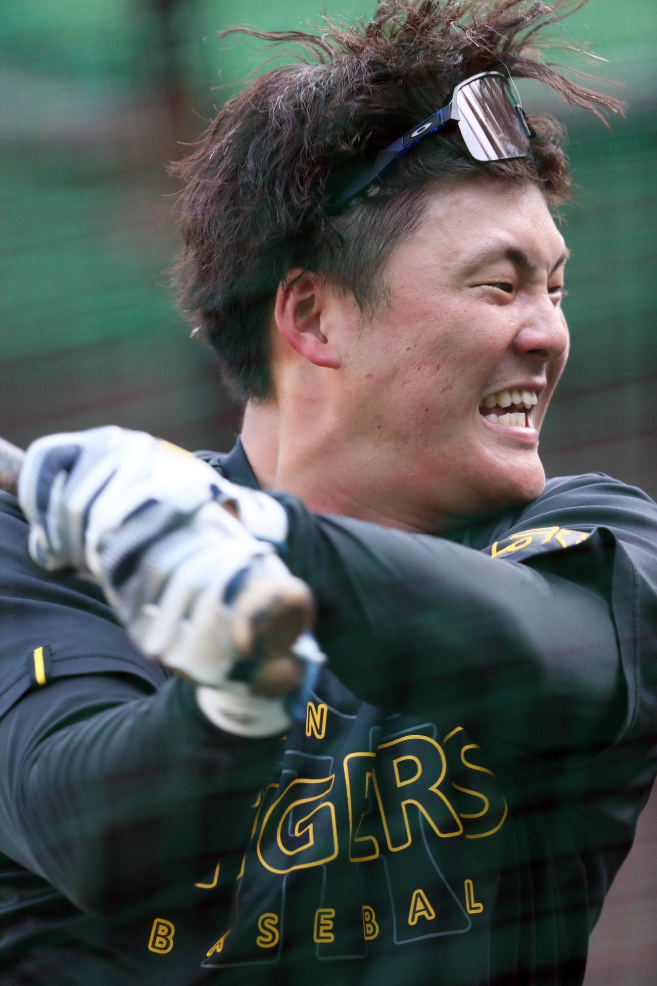 連続ティーで気合のバッティングを見せる阪神前川（撮影・上山淳一）