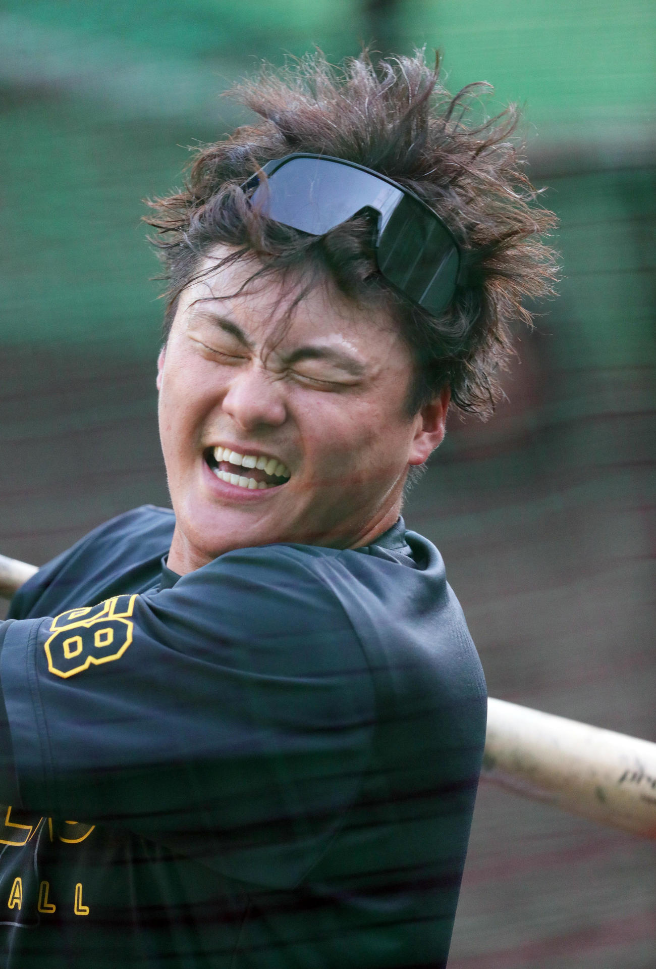連続ティーで気合のバッティングを見せる阪神前川（撮影・上山淳一）