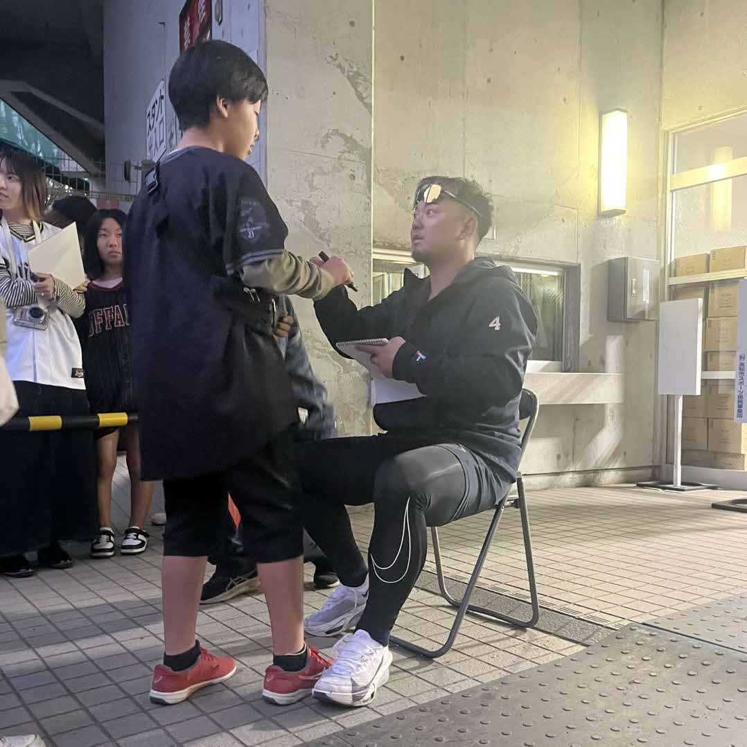 子どもたちにサインするオリックス森（撮影・村松万里子）