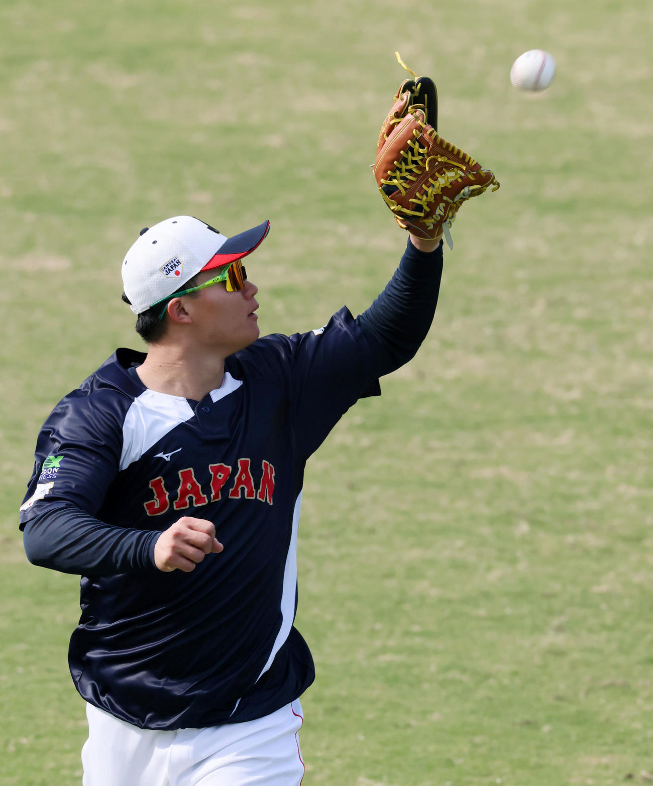 打撃練習中、中堅で打球を追う森下（撮影・加藤哉）
