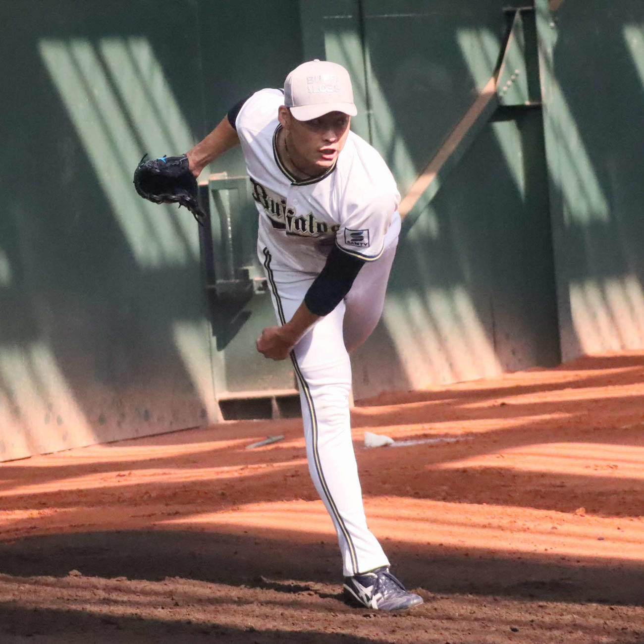 秋季高知キャンプ3日目にブルペン投球するオリックス佐藤（撮影・村松万里子）