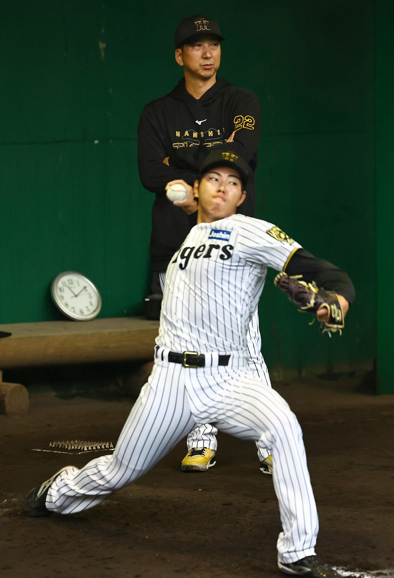 工藤の投球を見守る藤川監督（撮影・上田博志）