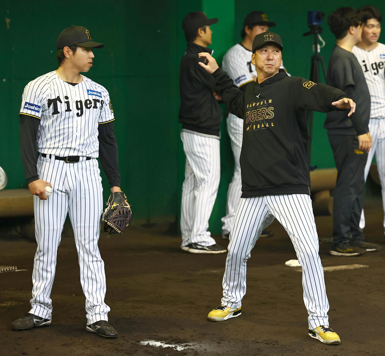 工藤（左）に直接指導する藤川監督（撮影・上田博志）