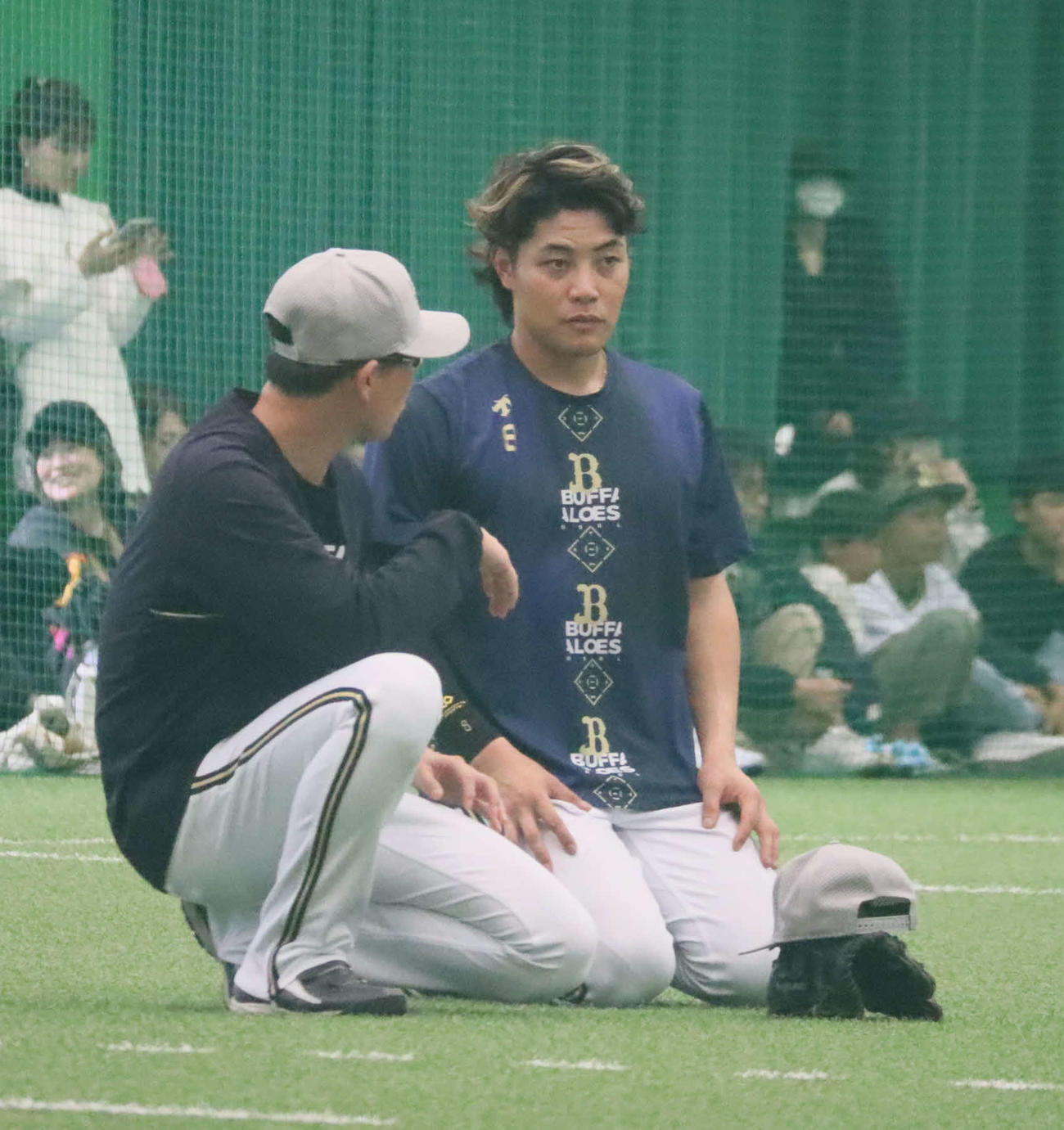 秋季高知キャンプで岸田監督と話すオリックス麦谷（右）（撮影・村松万里子）