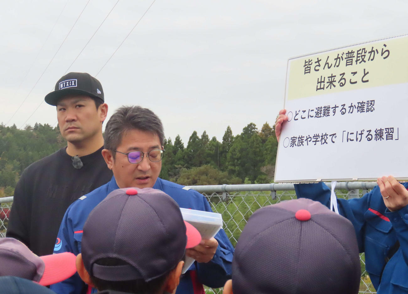 防災避難訓練に参加した巨人田中将（撮影・水谷京裕）