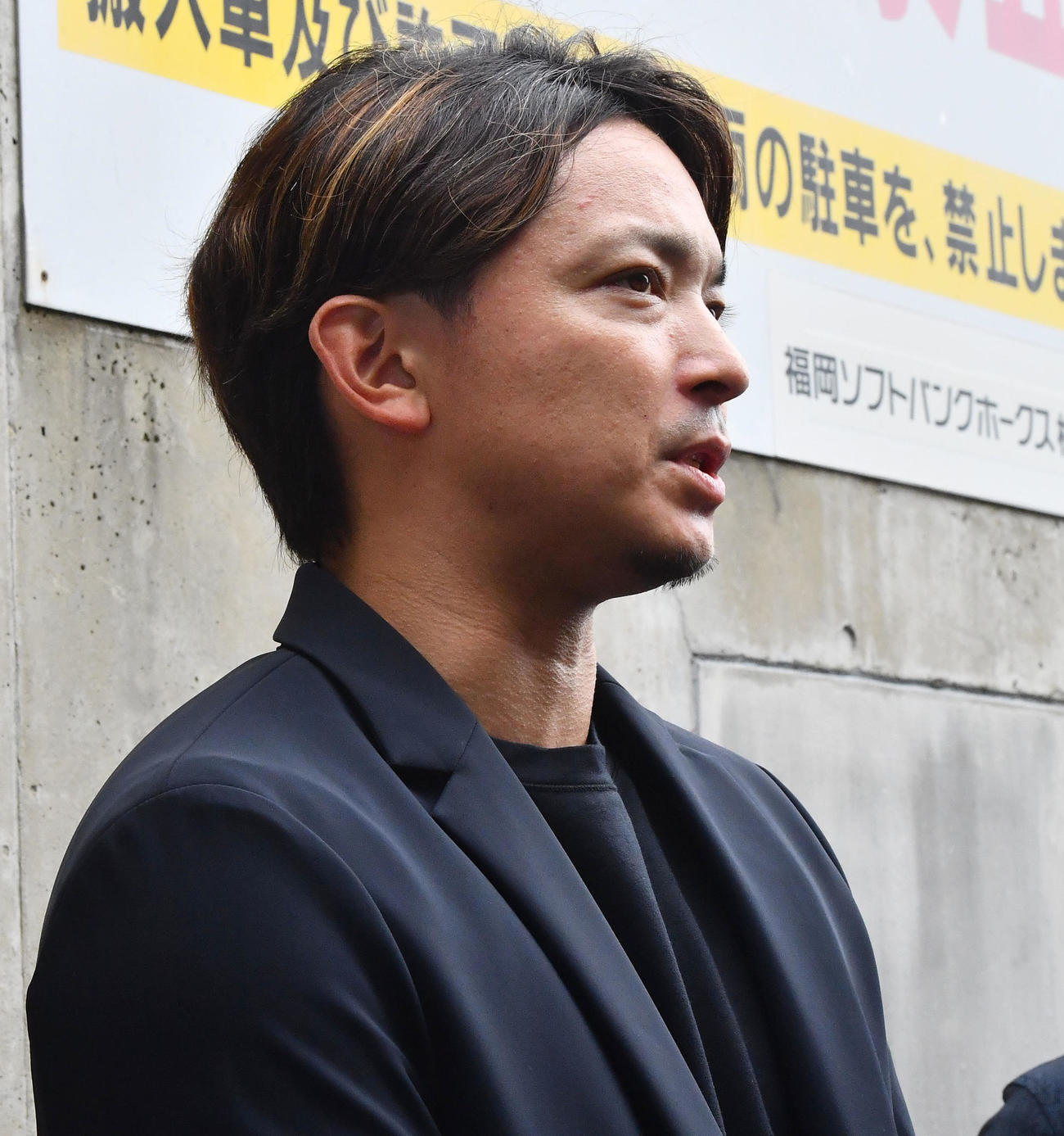 FA権の行使を球団に伝え、囲み取材を受けるソフトバンク東浜（撮影・岩下翔太）