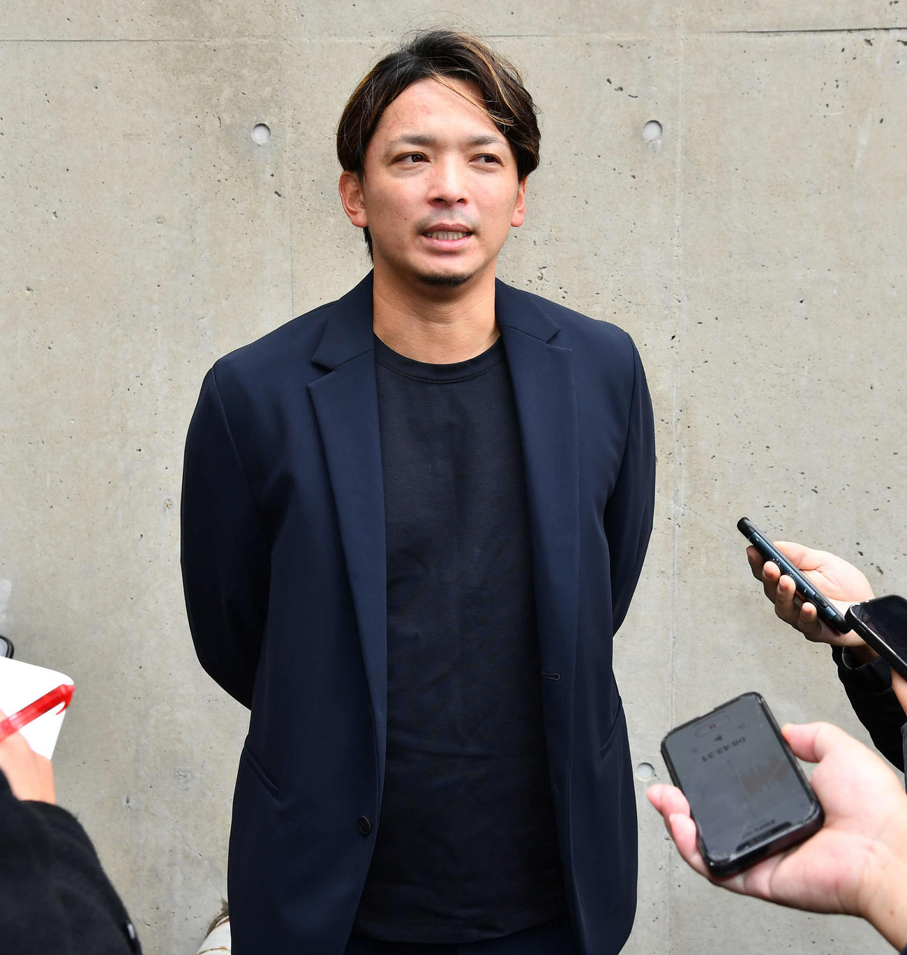 FA権の行使を球団に伝え、囲み取材を受けるソフトバンク東浜（撮影・岩下翔太）