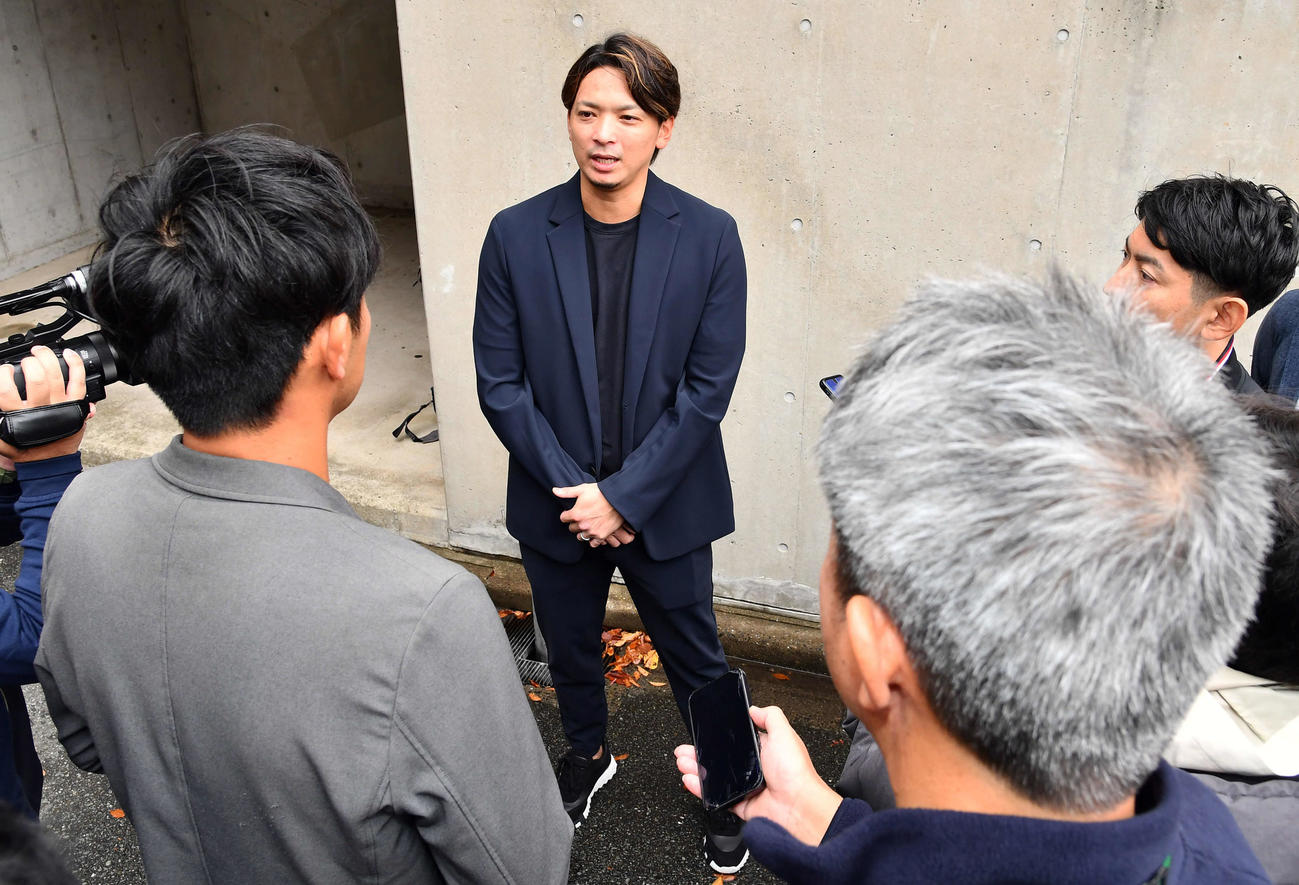 FA権の行使を球団に伝え、囲み取材を受けるソフトバンク東浜（撮影・岩下翔太）