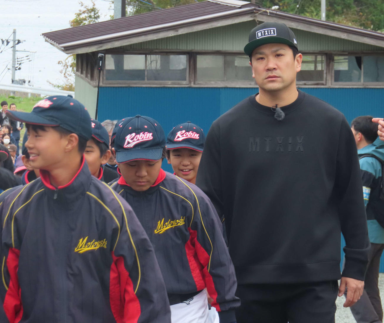 防災避難訓練に参加し、野球少年たちと高台に避難する巨人田中将（撮影・水谷京裕）