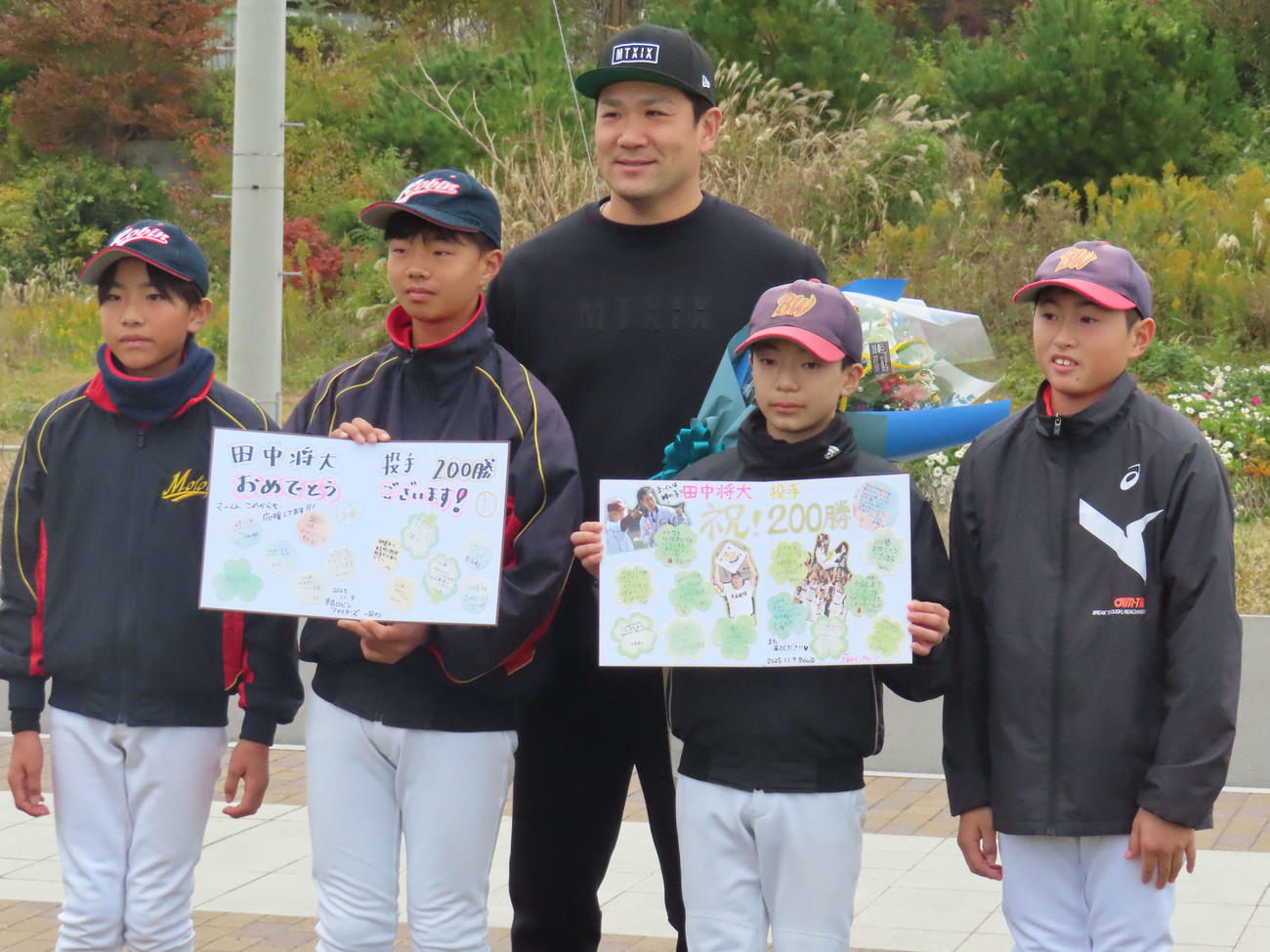 防災避難訓練後に野球少年から200勝達成の記念品を贈呈される巨人田中将（撮影・水谷京裕）