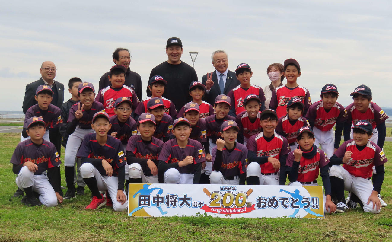 防災避難訓練に参加し、野球少年と記念撮影に納まる巨人田中将（後列中央＝撮影・水谷京裕）