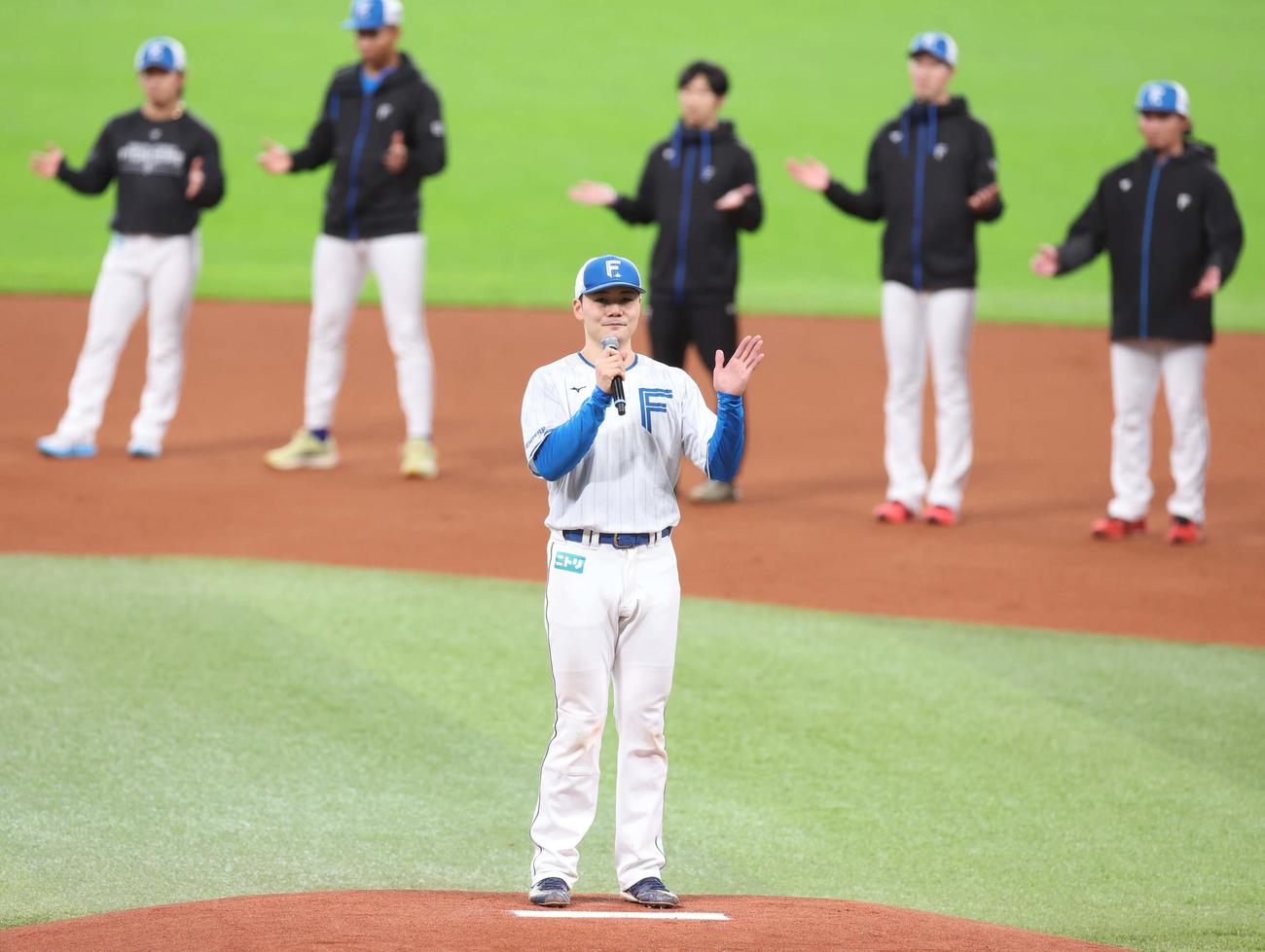秋季キャンプを終え一丁締めする日本ハム清宮幸（撮影・黒川智章）