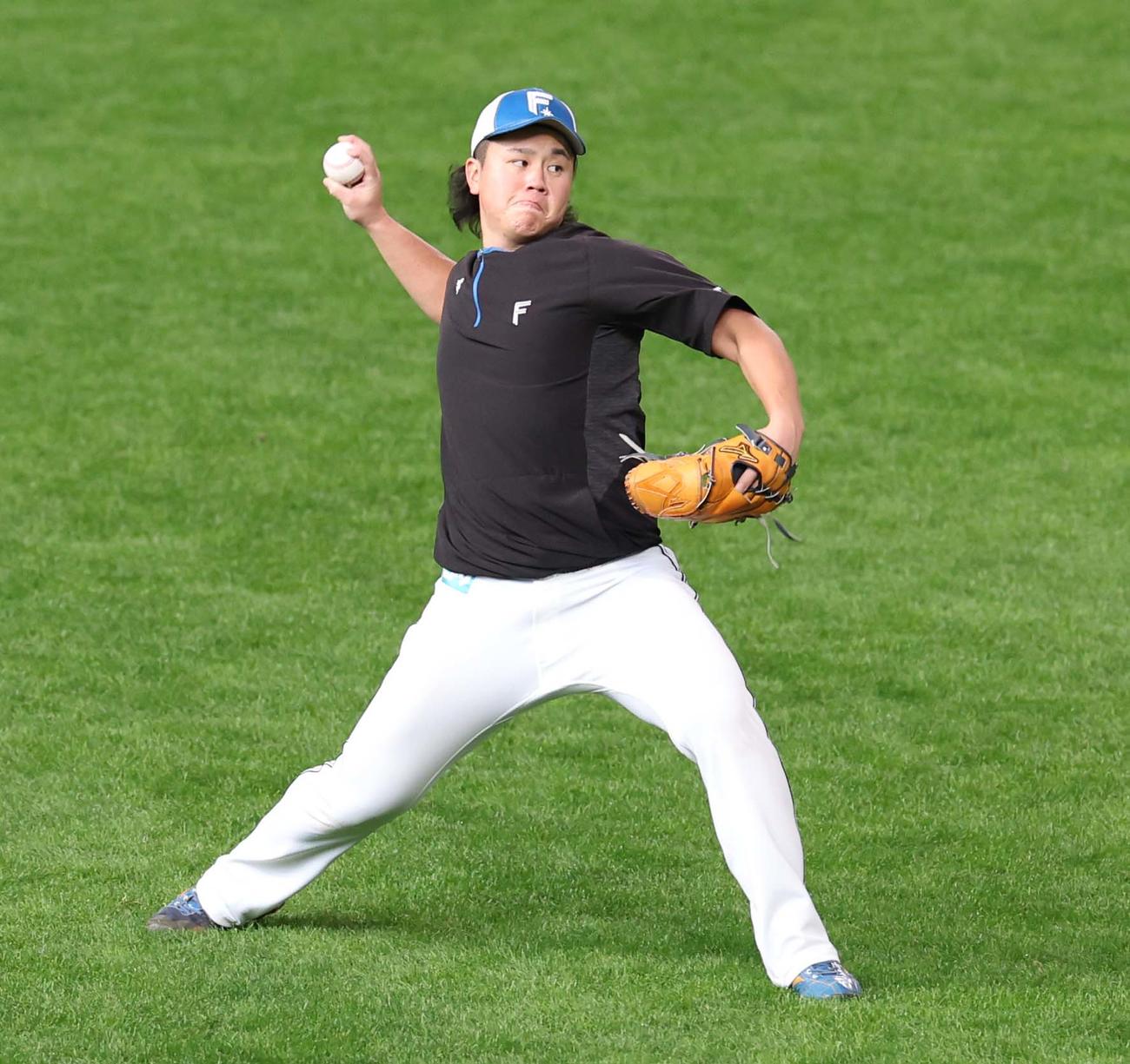 キャッチボールする日本ハム畔柳（撮影・黒川智章）