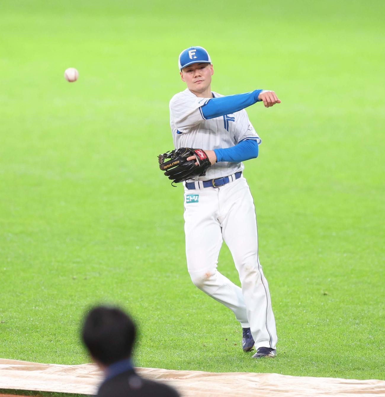 ノックを受ける清宮幸（撮影・黒川智章）
