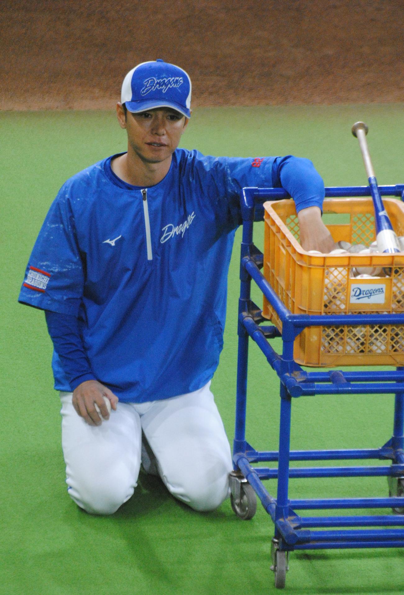 中日浅尾投手コーチは投手陣の練習相手となる