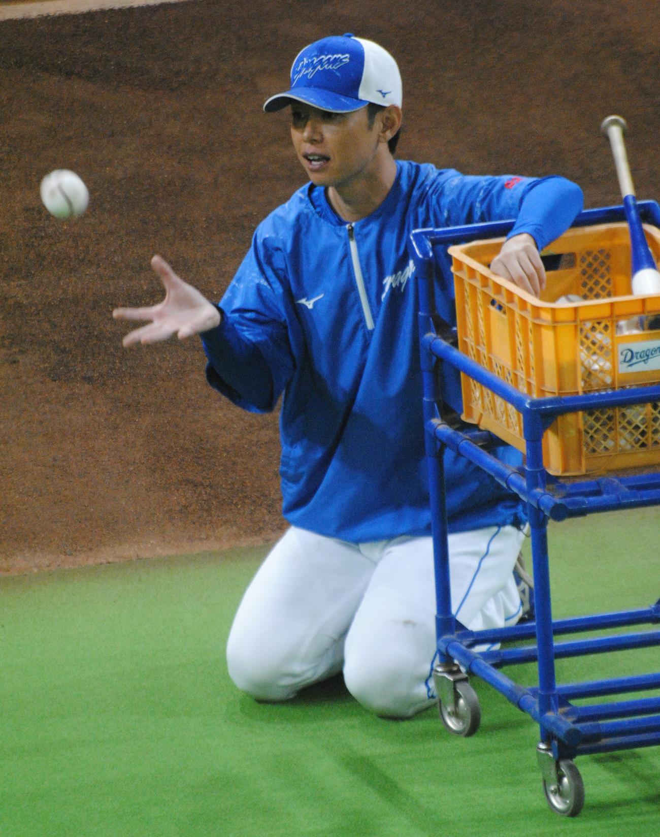 中日浅尾投手コーチは投手陣の練習相手となる