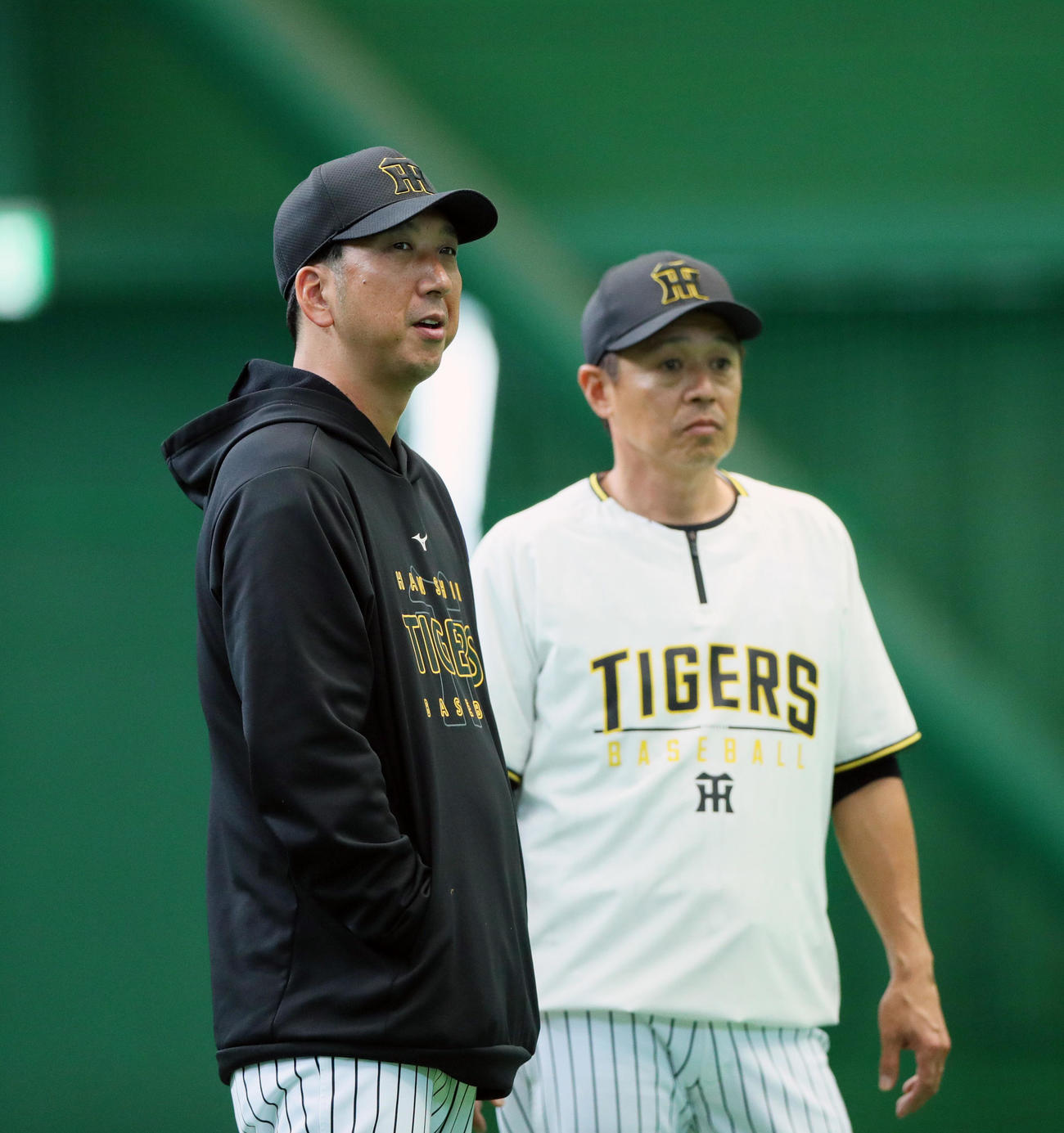 室内練習を見守る阪神藤川監督（手前）と藤本総合コーチ（撮影・上山淳一）