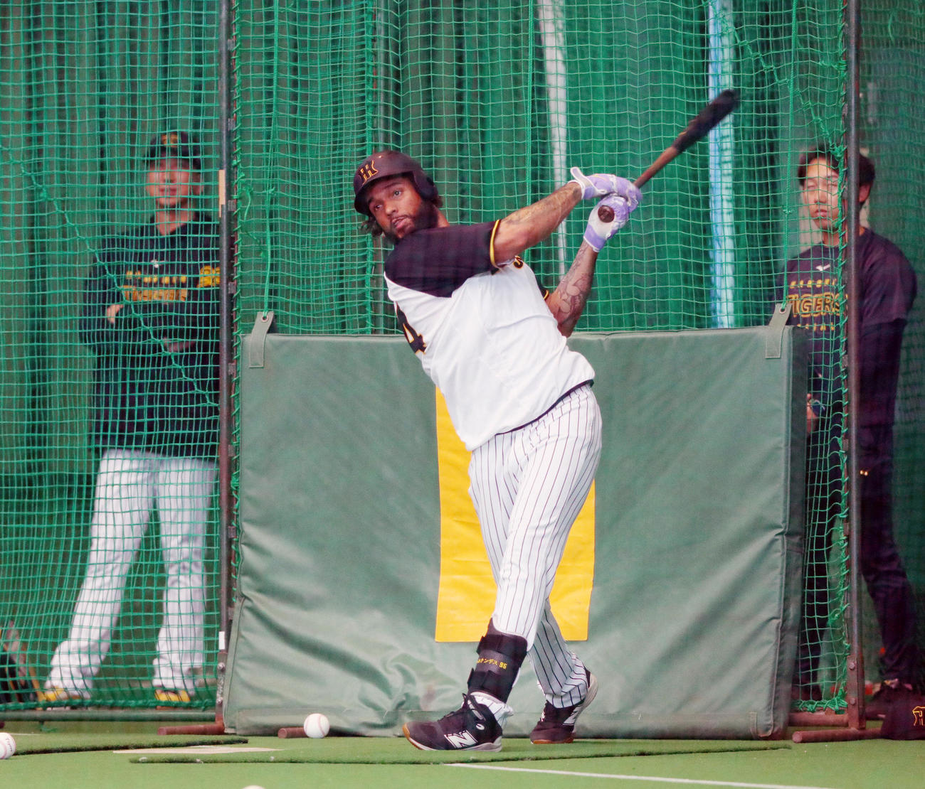 阪神コンスエグラ（手前）は藤川監督（左）が見守る中、フリー打撃する（撮影・上山淳一）