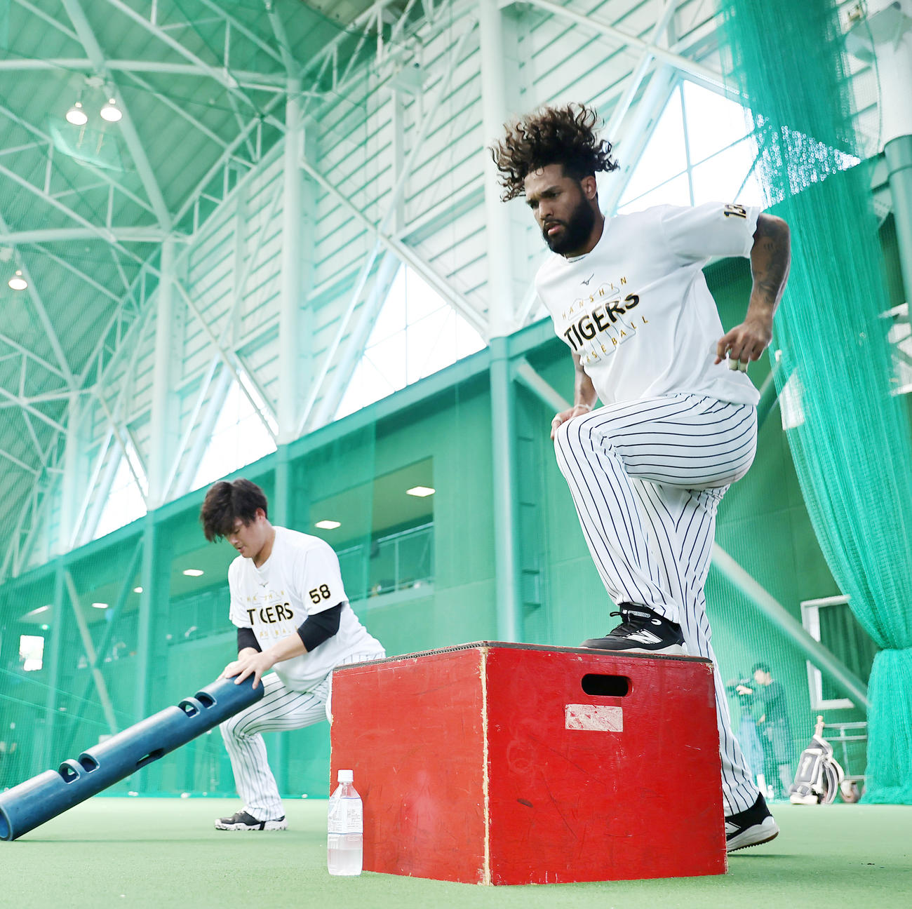 室内でトレーニングに励む阪神コンスエグラ（右）と前川（撮影・上山淳一）