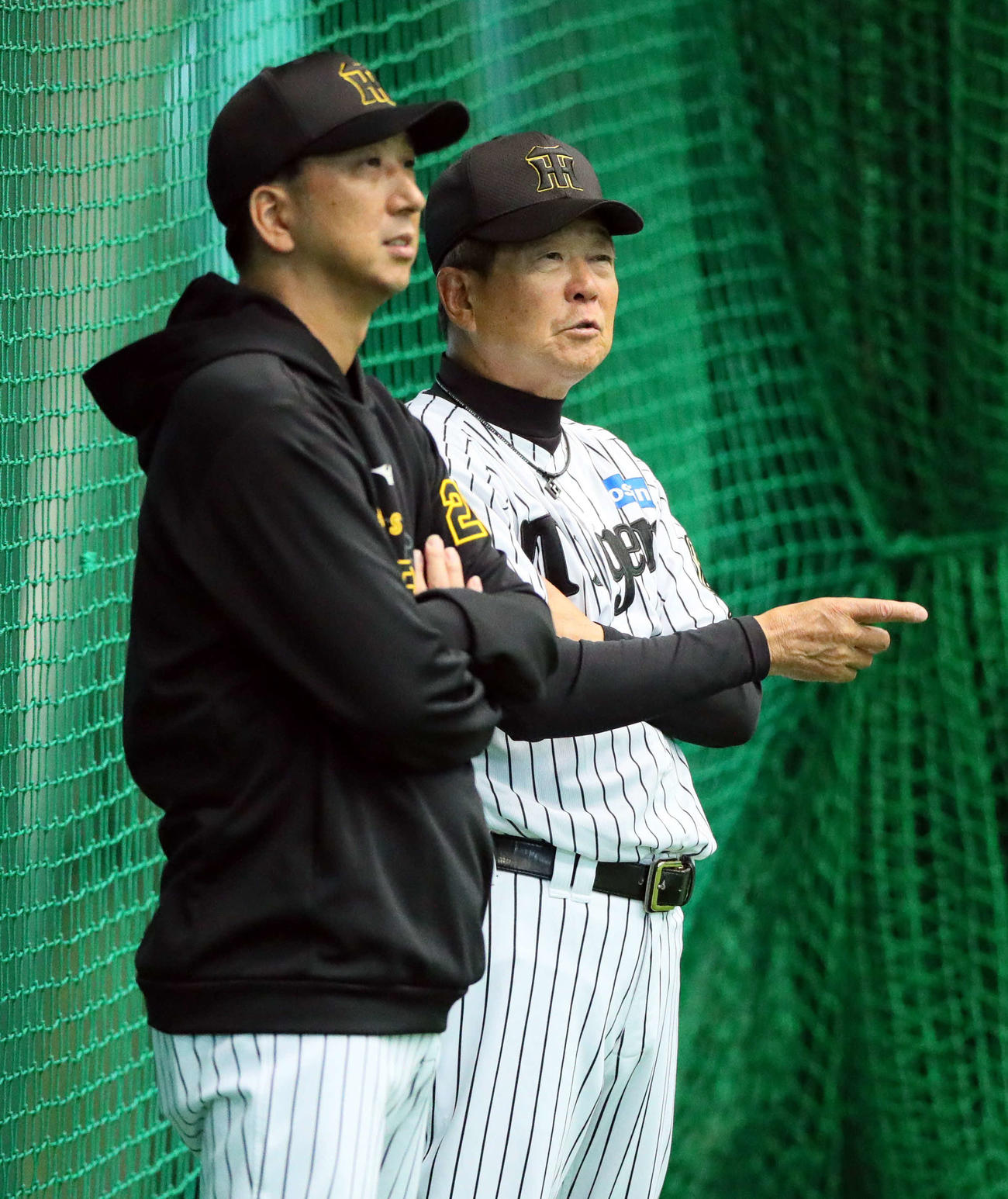 阪神藤川監督（手前）と話す平田2軍監督（撮影・上山淳一）
