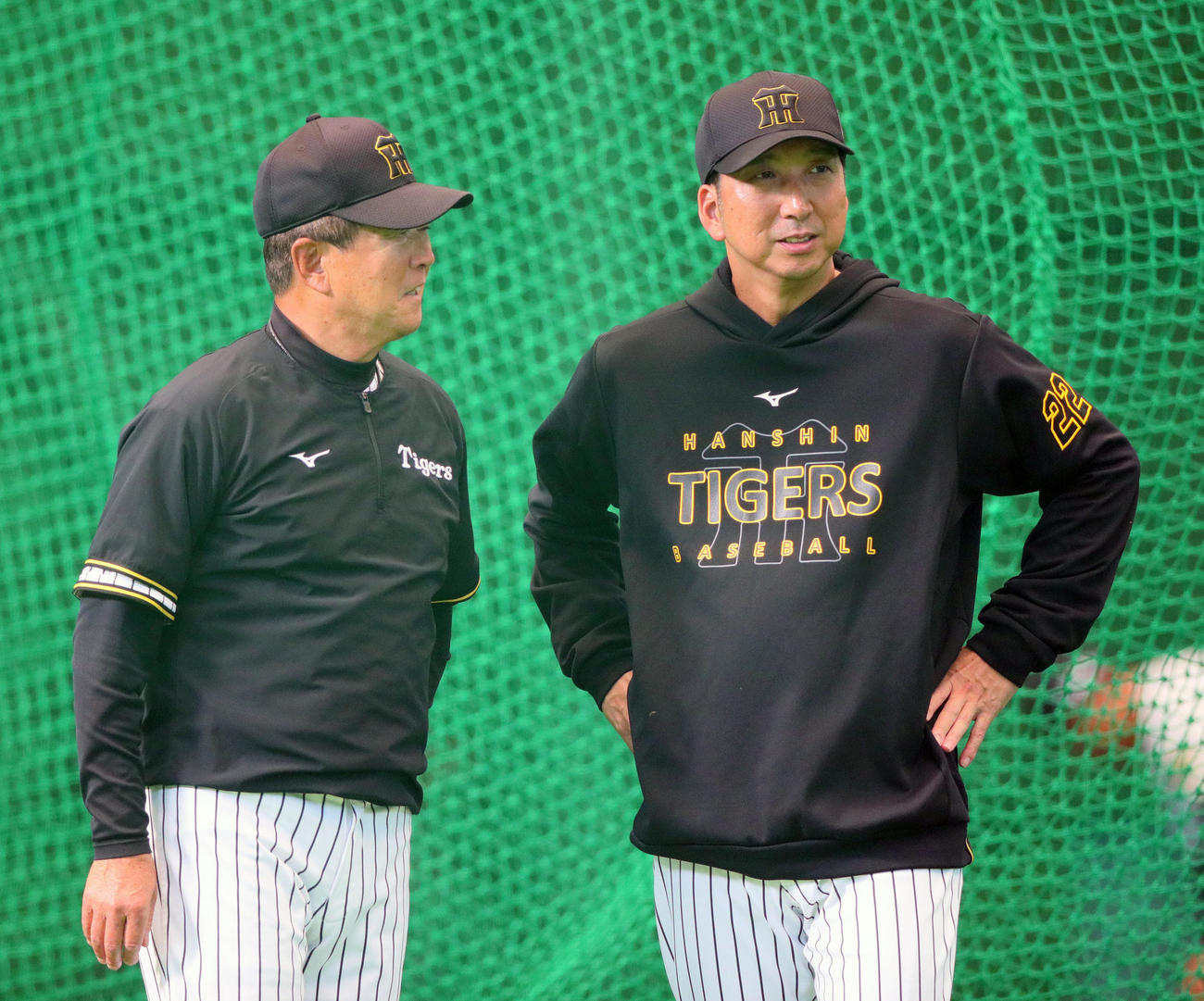 室内で話す阪神藤川監督（右）と平田2軍監督（撮影・上山淳一）