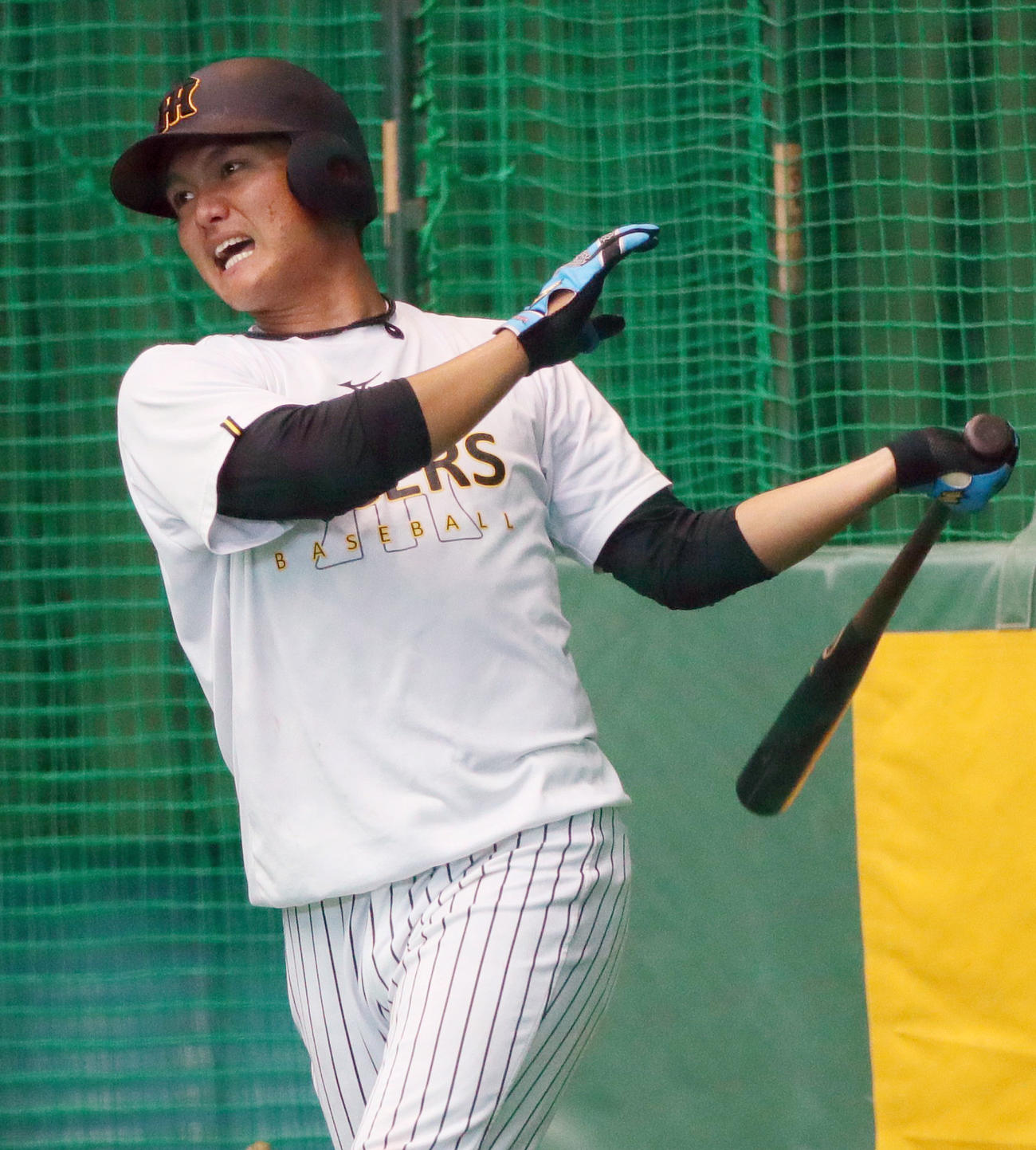 室内で打撃練習する阪神西純（撮影・上山淳一）
