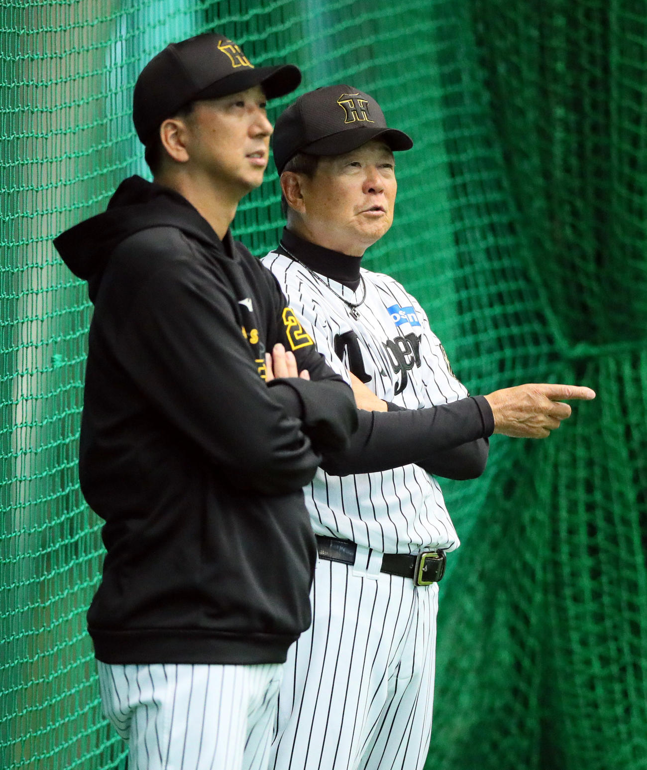 阪神藤川監督（手前）と話す平田2軍監督（撮影・上山淳一）